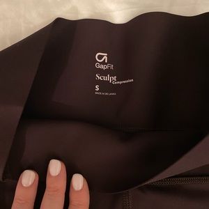 gap fit sculpt workout legging in burgundy